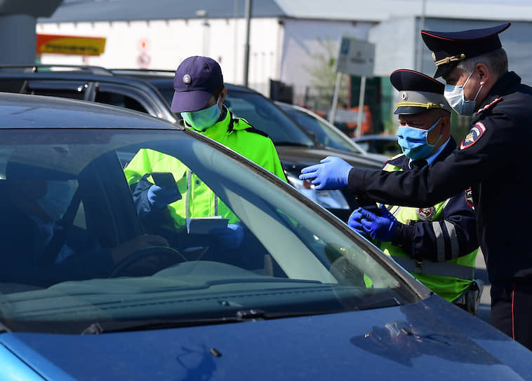 Проверка сотрудниками ГИБДД пропусков у автомобилистов с помощью новой системы «Карантин»