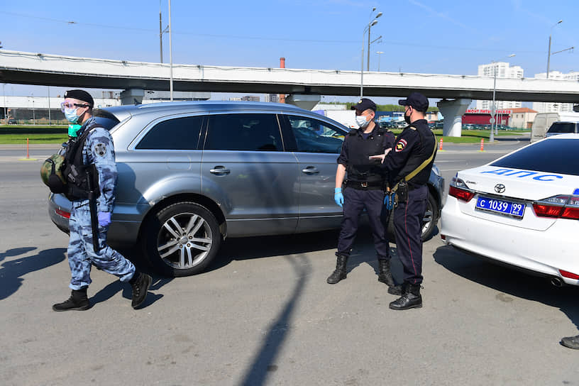 Проверка сотрудниками ГИБДД пропусков у автомобилистов с помощью новой системы «Карантин»