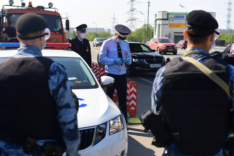 Проверка сотрудниками ГИБДД пропусков у автомобилистов с помощью новой системы «Карантин»