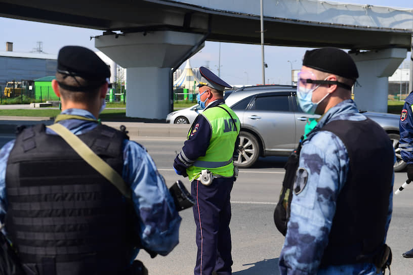 Проверка сотрудниками ГИБДД пропусков у автомобилистов с помощью новой системы «Карантин»