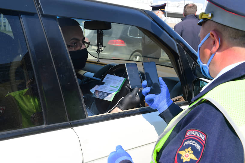 Проверка сотрудниками ГИБДД пропусков у автомобилистов с помощью новой системы «Карантин»