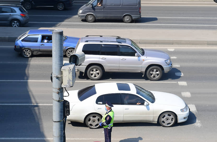 Проверка сотрудниками ГИБДД пропусков у автомобилистов с помощью новой системы «Карантин»