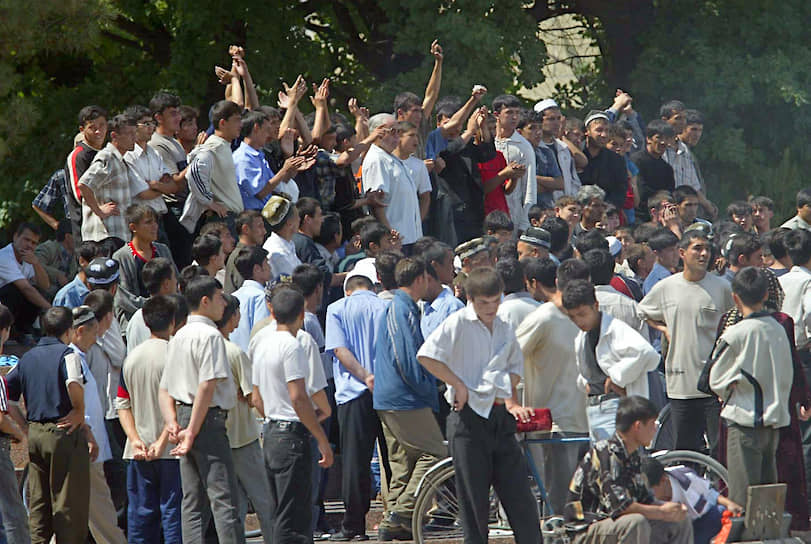 По официальным данным, в Андижане произошло подавление исламистского мятежа. По мнению правозащитников, речь шла о расстреле мирной толпы протестующих