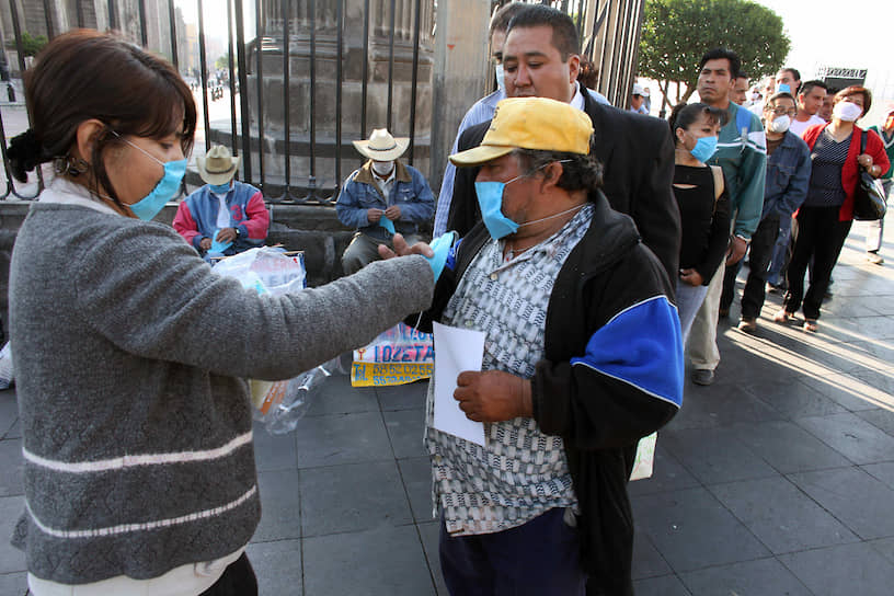 Еще до официального объявления пандемии в Мексике населению уже раздавали бесплатные медицинские маски и листовки с правилами профилактики новой инфекции