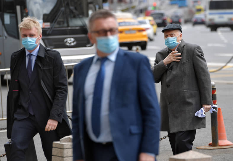 Лидер ЛДПР Владимир Жириновский (справа) приехал на работу в Госдуму