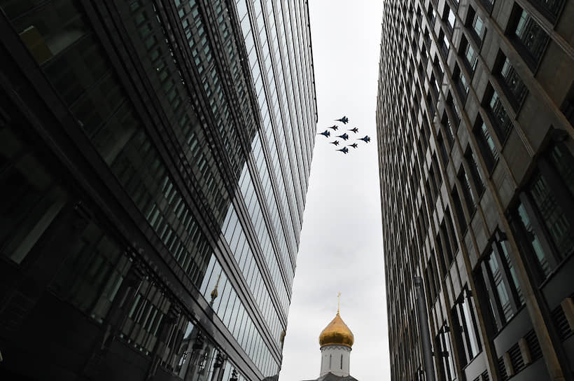 Москва. Пролет авиации над зданиями бизнес-центра «Белая площадь»