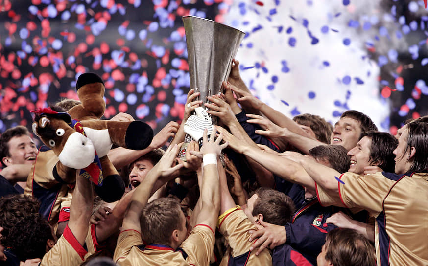 Футболисты ЦСКА празднуют победу в Кубке УЕФА
