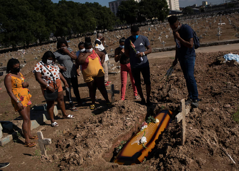 Рио-де-Жанейро, Бразилия. Похороны женщины, умершей от коронавируса
