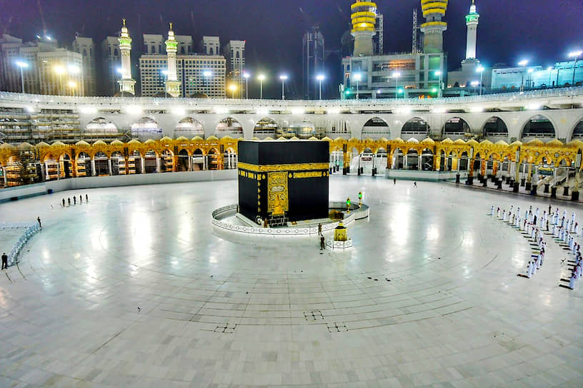 Мекка, Саудовская Аравия. Мусульмане молятся во время священного месяца Рамадан