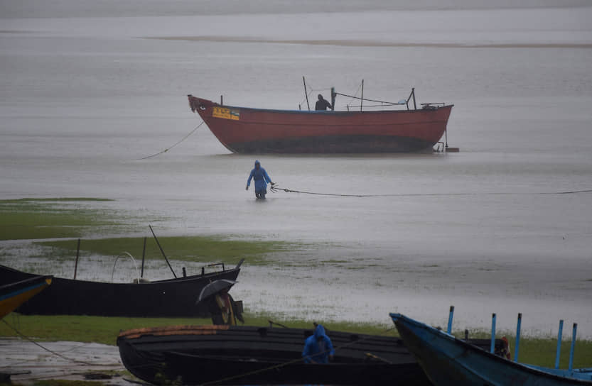 Одиша, Индия. Рыбаки привязывают лодки, готовясь к приближению суперциклона «Амфан»