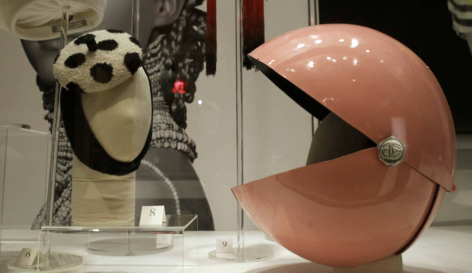 Шлем Pac-Man, разработанный известным британским дизайнером головных уборов Стивеном Джонсом