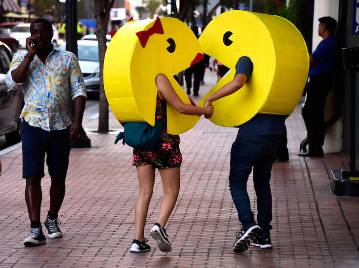 За первый год в мире было продано более 100 тыс. аркадных автоматов Pac-Man&lt;br>
На фото: пара в костюмах главного героя игры и его подружки перед фестивалем Comic-Con International
