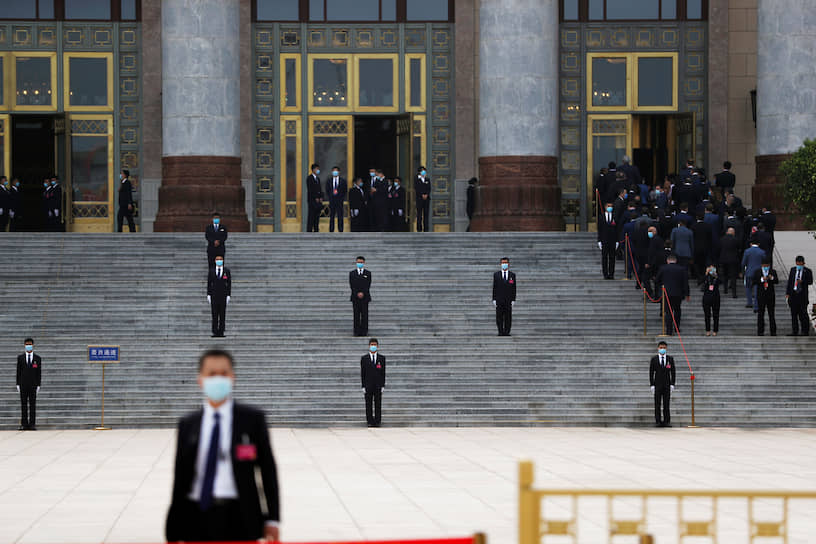 Пекин, Китай. Сотрудники службы безопасности у Дома народных собраний перед началом заседания парламента страны