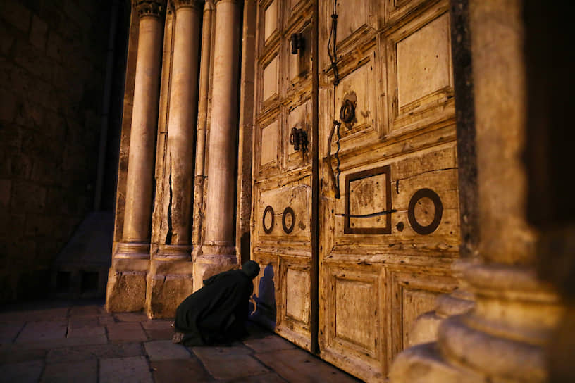 Иерусалим, Израиль. Молитва у дверей закрытой из-за коронавируса церкви 