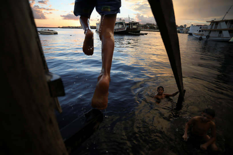 Манаус, Бразилия. Дети из трущоб купаются в заливе
