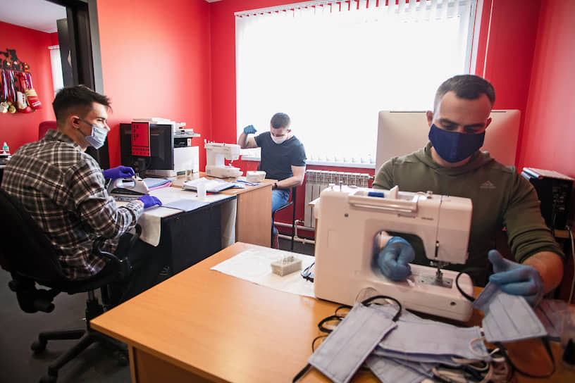 В Санкт-Петербурге волонтеры также занимаются пошивом медицинских масок для жителей города