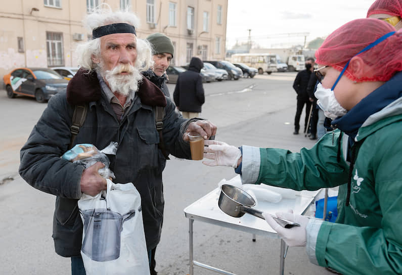 В Москве в районе Ярославского вокзала волонтеры и медики благотворительного фонда «Доктор Лиза» раздают еду, предметы личной гигиены и лекарства неимущим и бездомным