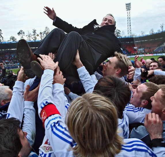 Летом 2006 года главным тренером стал известный голландский специалист Дик Адвокат (на фото). Под его руководством в следующем сезоне сине-бело-голубые стали чемпионами России, выдав фантастический финиш — 10 побед в 11 турах