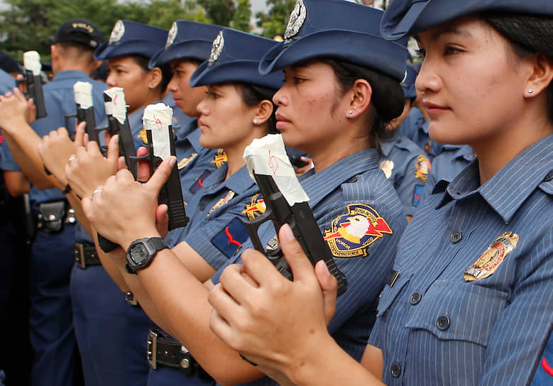 Филиппины. Женщины-полицейские с оружием, замотанным липкой лентой, чтобы избежать случайных выстрелов