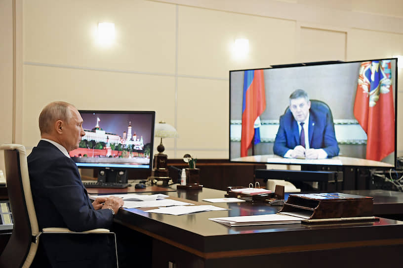 Президент России Владимир Путин во время встречи в режиме видеоконференции c губернатором Брянской области Александром Богомазом
