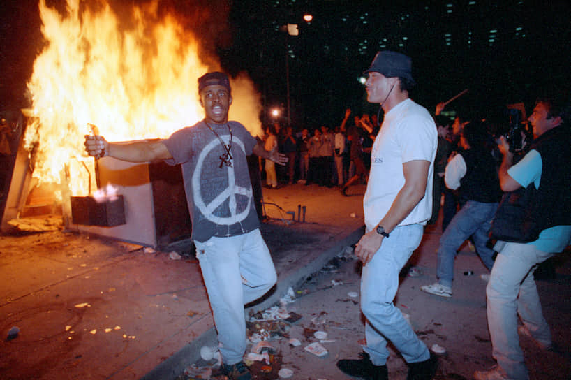 Лос-анджелесский бунт (с 29 апреля по 4 мая 1992 года) 
&lt;br>Поводом стал оправдательный приговор, вынесенный судом присяжных четверым белым полицейским, которые избили чернокожего Родни Кинга за то, что тот оказал сопротивление при аресте. Демонстрации по поводу оправдания полицейских быстро переросли в погромы и нападения, в ходе которых погибли более 50 человек, было сожжено около 1100 домов. Помимо полиции штата в подавлении выступлений участвовали вооруженные силы США  