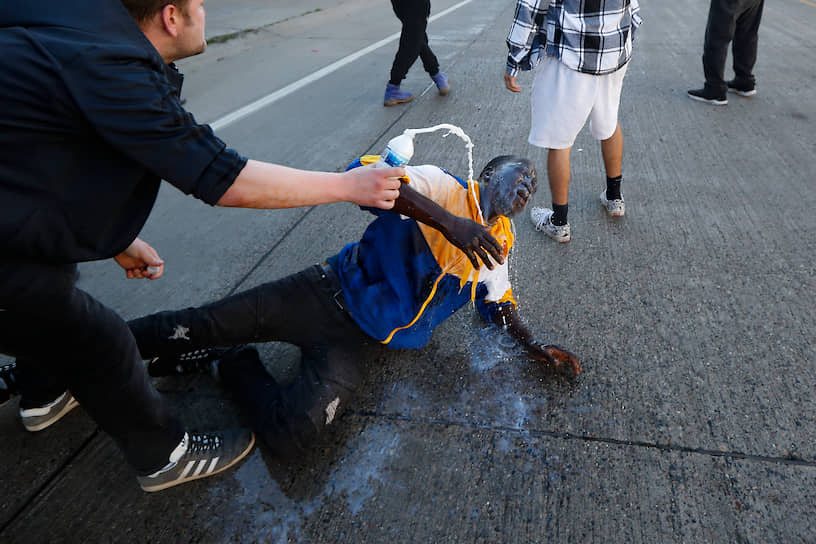 Полицейские использовали против активистов слезоточивый газ и светошумовые гранаты. Протестующие бросали в них камни, стеклянные бутылки и петарды 