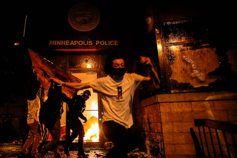 Протестующие жители Миннеаполиса во время поджога местного полицейского участка 