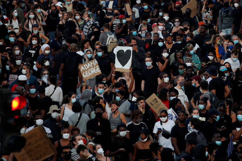 День снятия карантина 3 июня в Париже закончился беспорядками в районе Клиши. Около 20 тыс. человек собрались на демонстрацию у здания Парижского суда, требуя суда над полицейскими, виновными, по их мнению, в смерти в 2016 году чернокожего юноши Адамы Траоре