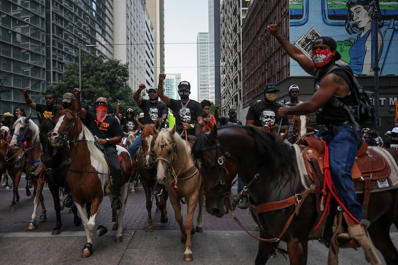 Демонстранты верхом на лошадях в центре Хьюстона (штат Техас)