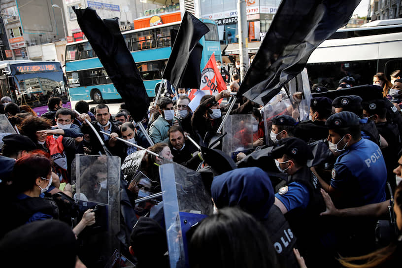 Столкновение протестующих с сотрудниками правоохранительных органов в Стамбуле 