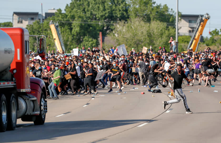 1 июня в Миннеаполисе в толпу протестующих въехал бензовоз. Инцидент произошел на мосту, где на тот момент находилось около 5 тыс. человек. Пострадавших не было. Мотив поступка водителя пока неизвестен, но власти предполагают, что он действовал умышленно