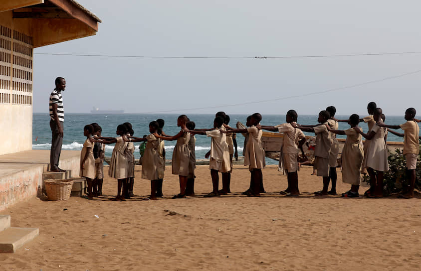 Багида, Того. Ученики около школы, поврежденной во время шторма 