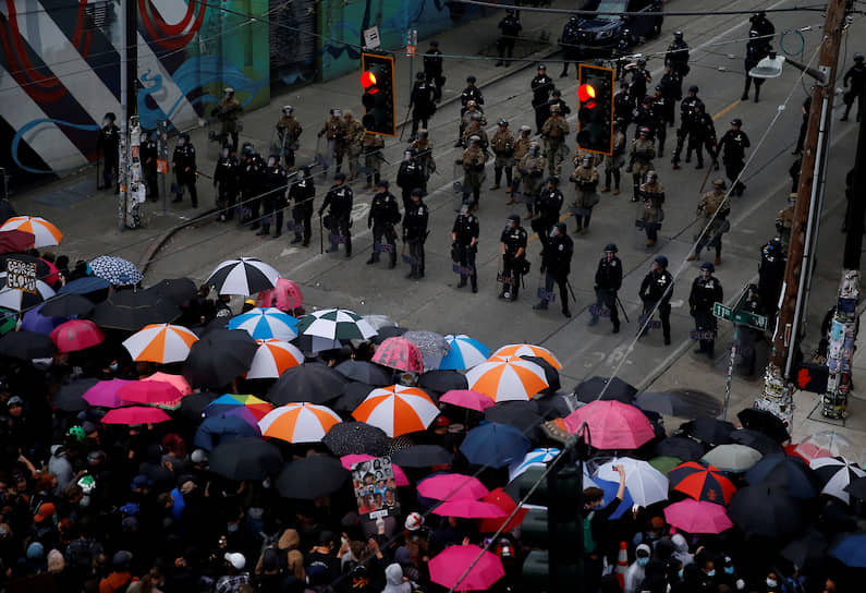 Сиэтл, США. Протестующие стоят напротив полицейских