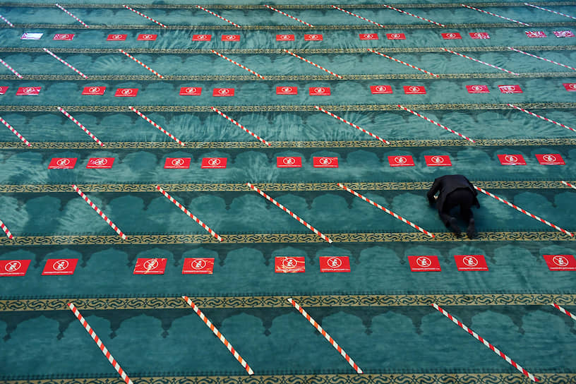 Москва.Верующий во время молитвы в Соборной мечети