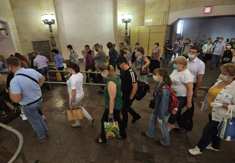 Пассажиры метро в первый день после отмены режима самоизоляции 
