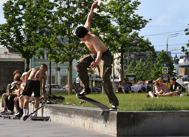 Молодые люди катаются на скейтбордах