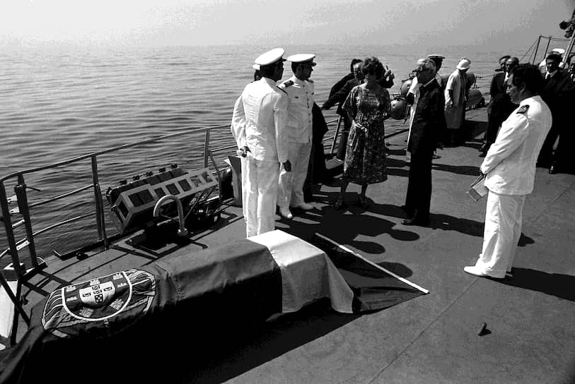 Младший сын Кусто Филипп погиб в 1979 году при крушении летающей лодки PBY Catalina на реке Тахо, неподалеку от Лиссабона.&lt;br>
На фото: церемония прощания с Филиппом Кусто