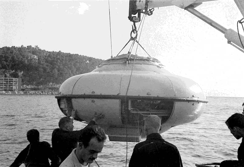Совместно с инженером Жеаном Молларом Кусто разработал батискаф, известный как «ныряющее блюдце». Он мог погружаться на глубину до 900 м, с емкостью аккумуляторов на четыре часа работы. Экипаж состоял из двух человек