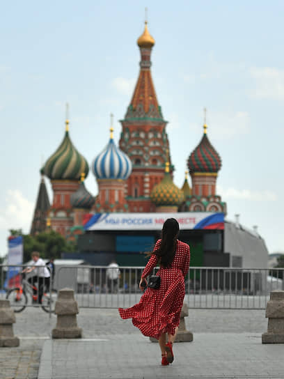 Москва, Россия. Девушка на Красной площади после отмены в столице режима самоизоляции 