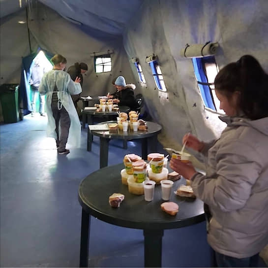 В «Ангаре спасения» службы «Милосердие» бездомные всегда могут согреться, поесть и получить помощь