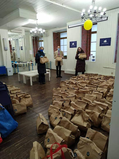 Пакеты с едой для раздачи бездомным в центре социальной поддержки «Дом друзей на улице»