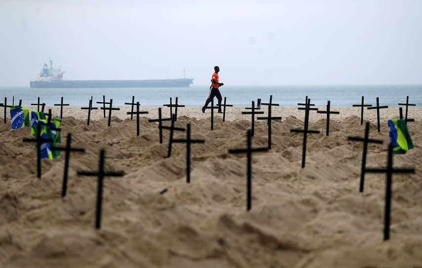 Рио-де-Жанейро, Бразилия. Импровизированные могилы на пляже Копакабана в память о жертвах коронавируса 