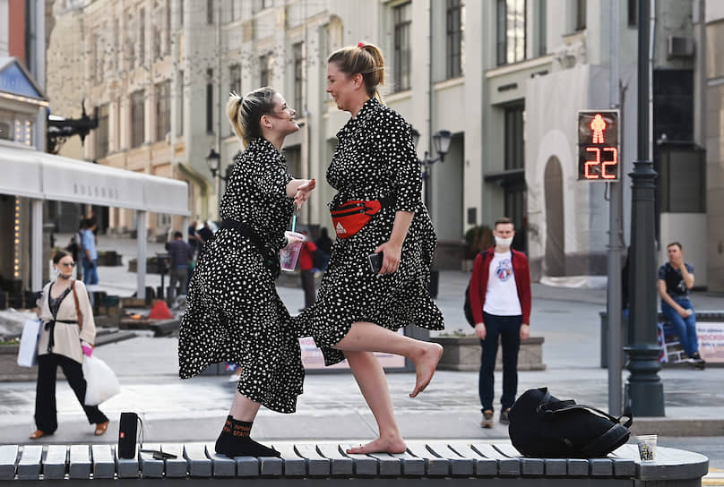 Москва. Девушки танцуют на скамейке 