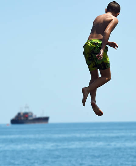 Крым. Мальчик ныряет в море 