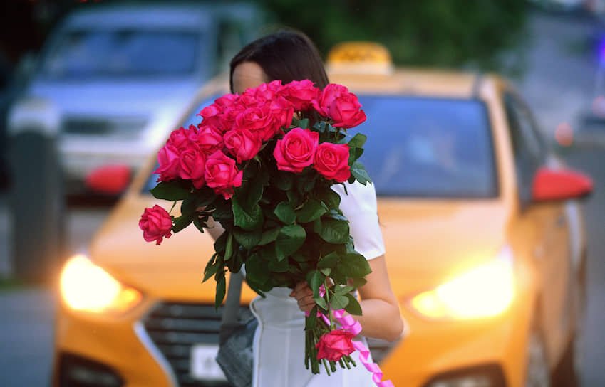 Москва. Девушка с букетом роз