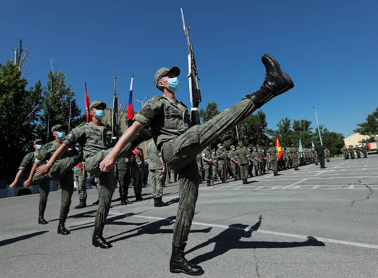Волгоград. Военнослужащие во время репетиции Парада Победы 