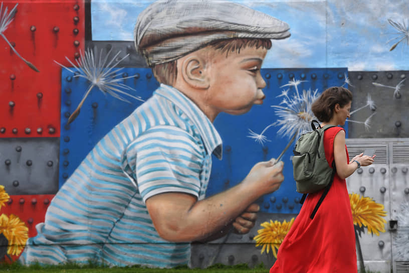 Москва, Россия. Девушка у стены с граффити 