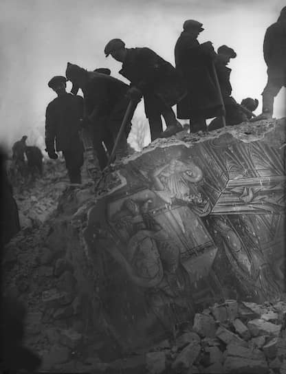 Для постройки нового революционного мира в 1920 году приступили к окончательному разрушению старого религиозного (на фото — снос Симонова монастыря. Москва, 1927 год) 
