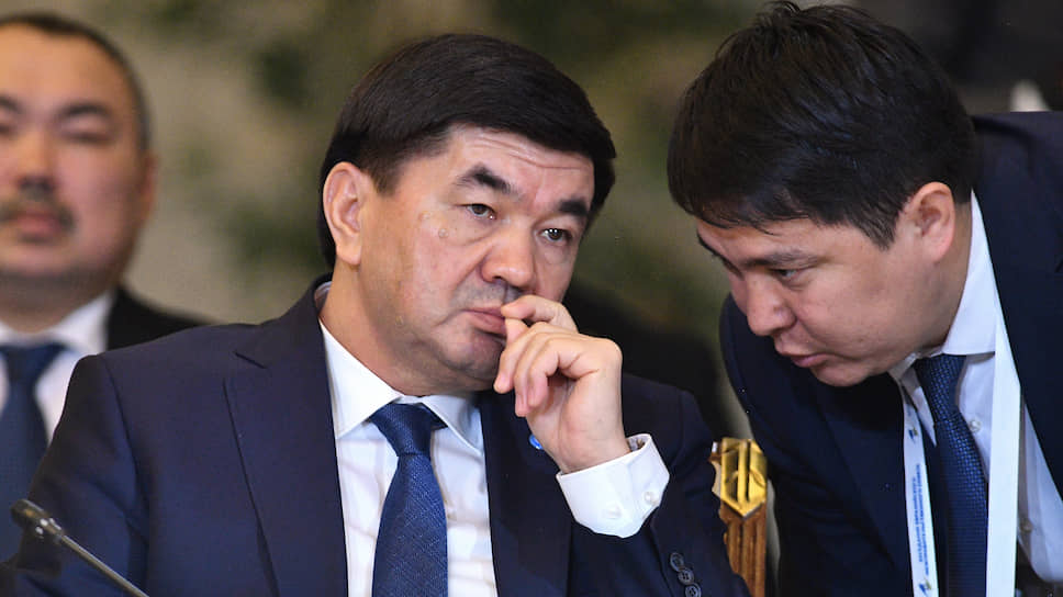 Премьер-министр Киргизии Мухаммедклый Абылгазиев (слева)