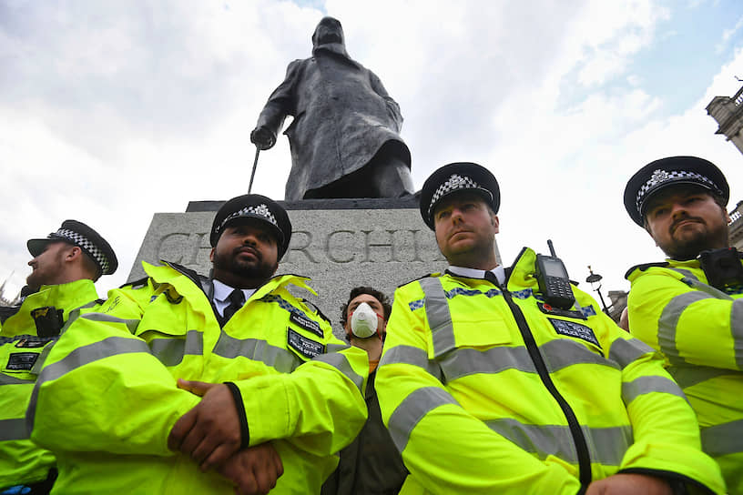 Полиция охраняет памятник Уинстону Черчиллю в Лондоне (Великобритания)